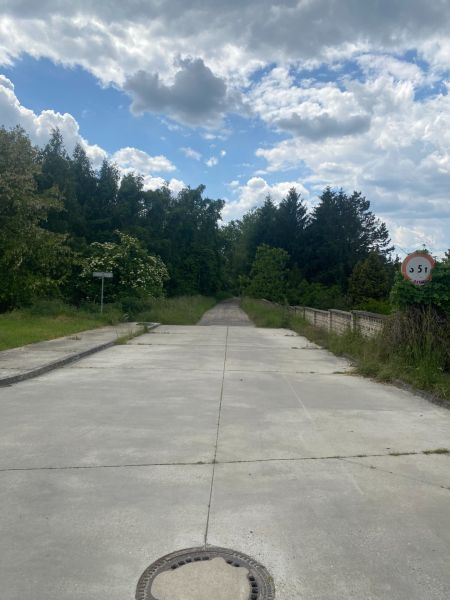 Betonút a Római utcában Stupaván, zöldövezetben, telkek - lakóövezet.