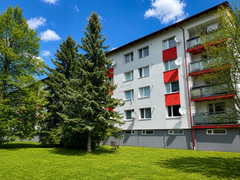 Lakóépület fákkal körülvéve a Za Nožiarňou utcában, Slovenská Ľupča városában.