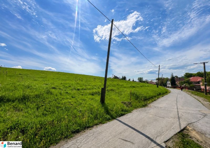 Út a zöld lakóterületek mellett Finticében a kék ég alatt.