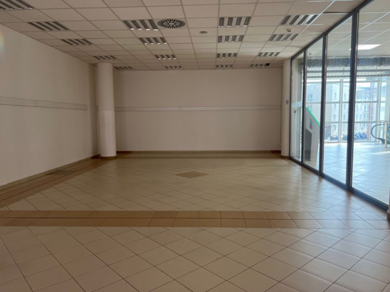 Üres üzlethelyiségek nagy ablakokkal és csempével, ideális az Ön vállalkozásának.