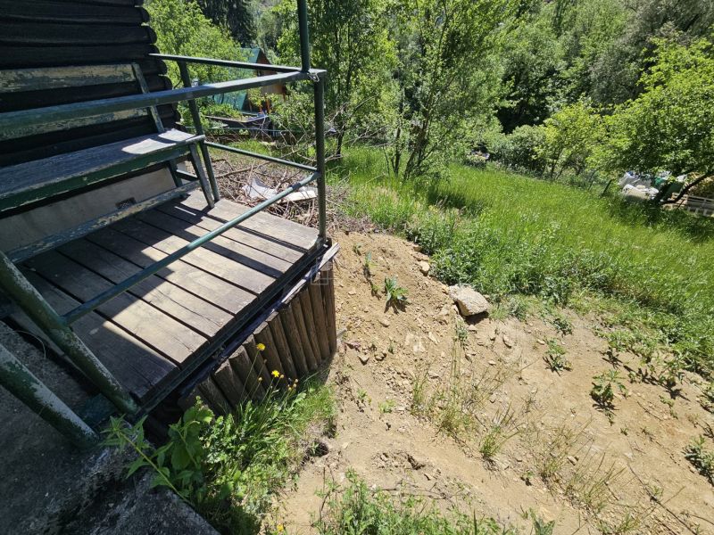 Ház Budatínban terasszal, kilátással a zöldre és a lejtőre.