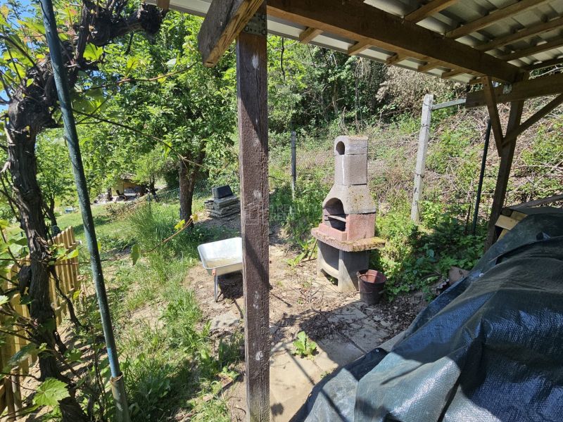 Kerti grill a Budatini háznál, pergolával és zölddel a Budatini utcában.