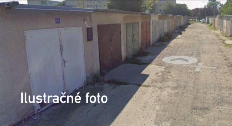 Sor garázs Dunaszerdahelyen különböző színű ajtókkal a szilárd burkolatú úton.