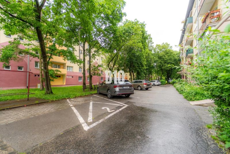 Parkoló autókkal és lakóházakkal, zölddel körülvéve Martinban.