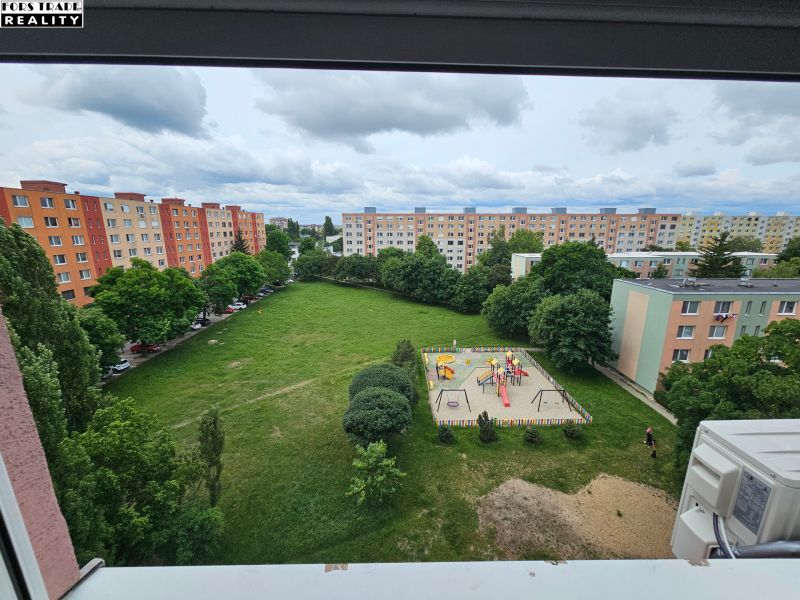 Kilátás a Nešporova utcai ingatlanról Selyén, játszótérrel és lakóteleppel.