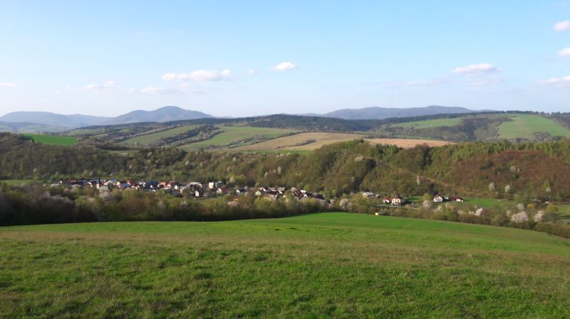 Kilátás Bogliarka mezőgazdasági és erdős területeire dombos horizonttal és falusi környezettel.