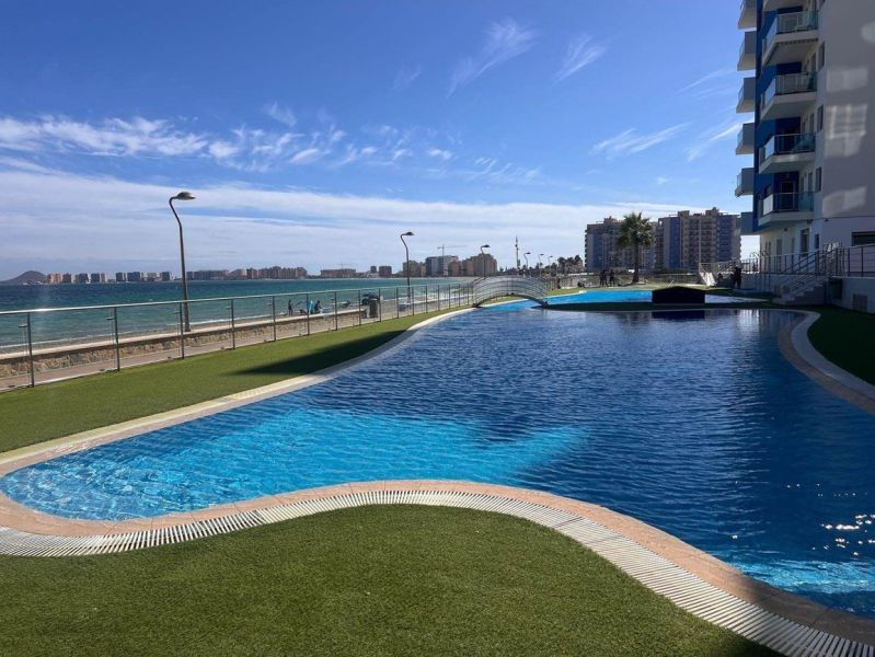 Tengerre néző medence a La Manga del Mar Menor üdülőapartmanban, Spanyolország.