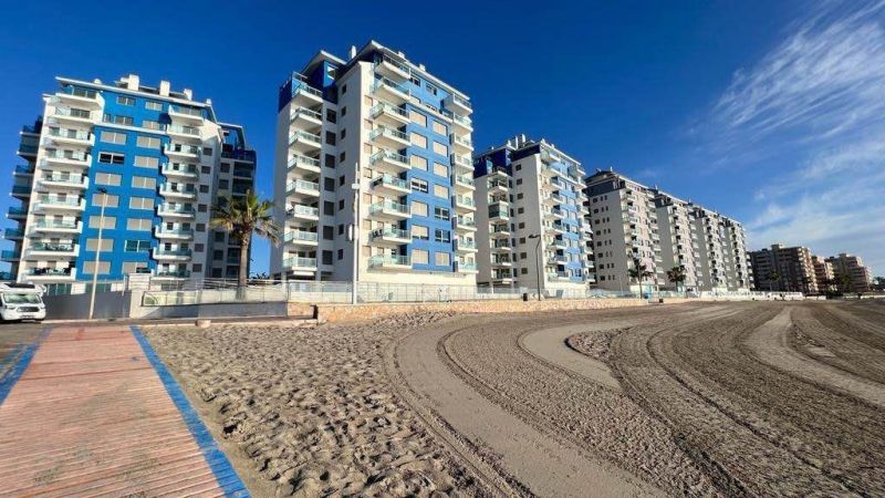 Nyaraló apartmanok La Manga del Mar Menorban, Spanyolország, tengerparti és tengeri kilátással.