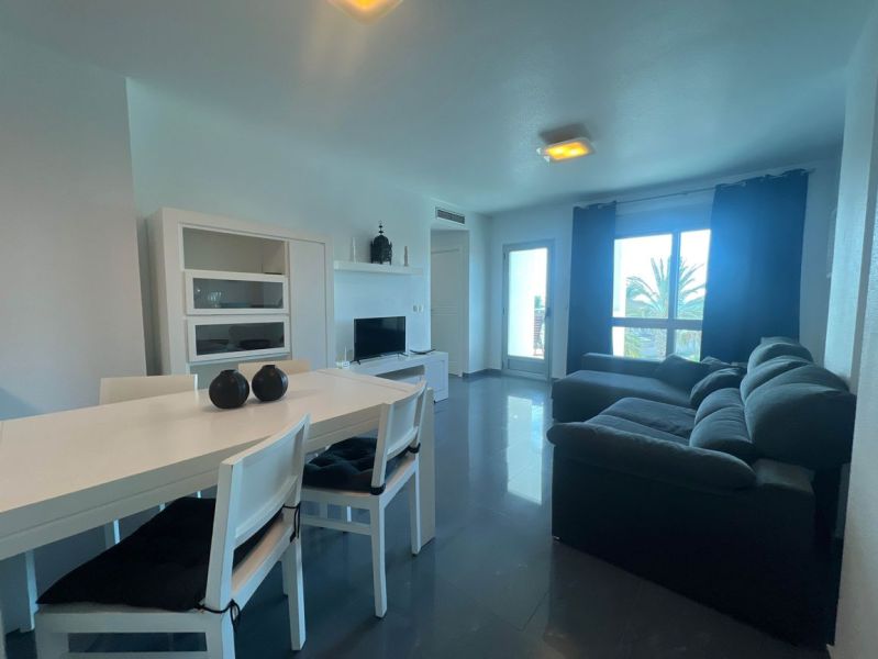 Étkezőasztal székekkel és kanapéval, Nyaraló apartman, fa dekorációjú padló.