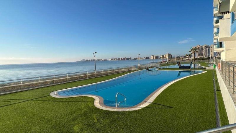 Tengerparti medencés nyaraló apartman La Manga del Mar Menorban, Spanyolországban.