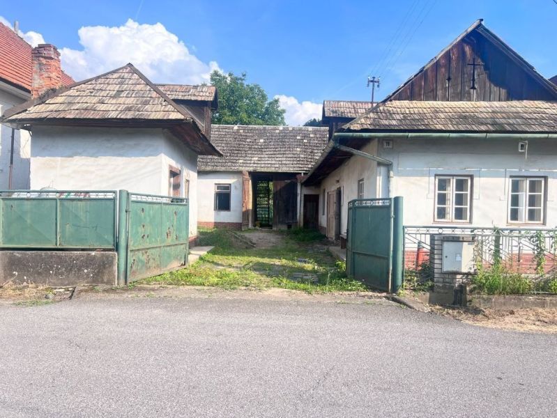 Családi ház Brehochban, Újbánya, Zsarnóca járás, fémkapuval és zsindelytetővel.