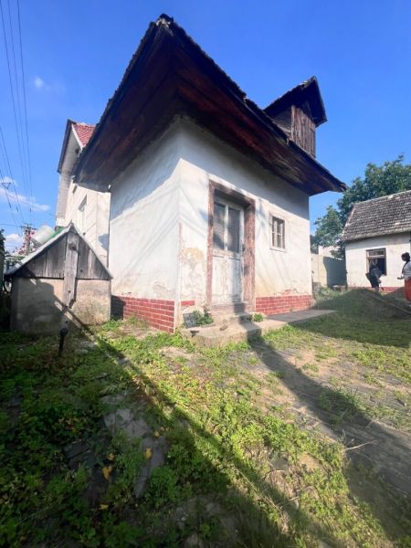 Családi ház Brehy községben, Újbánya, Zsarnócai járás, régebbi fa burkolattal.