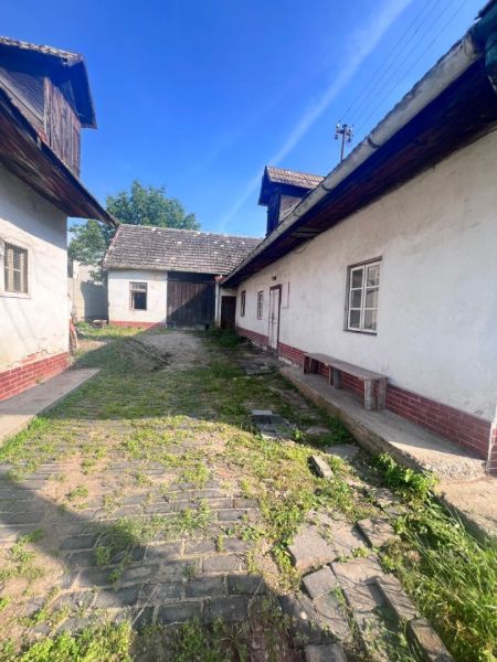 Családi ház udvara Brehy községben, Újbánya, Zsarnócai járás, füves úttal.