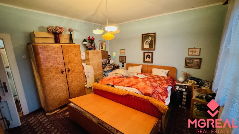 Hálószoba egy 3 szobás lakásban vintage bútorokkal és dekorációval.