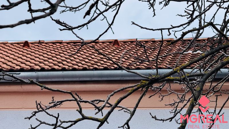 Cseréptető és ágak Partizánske városában, Rudolfa Jašíka utcában, 3 szobás lakás.