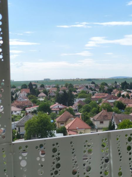 Kilátás az 1. május utcai erkélyről Aranyosmaróton.
