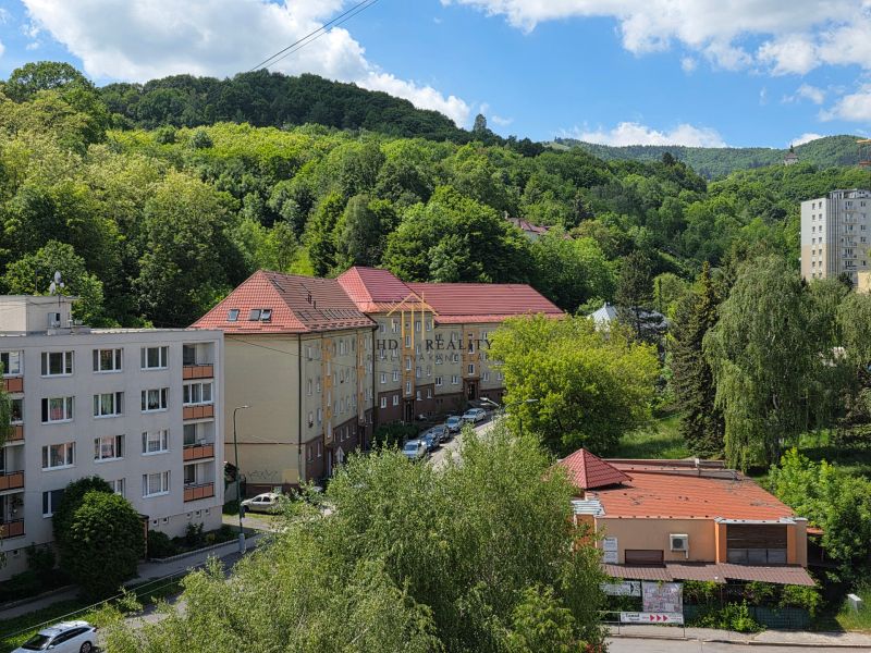 Kilátás egy kétszobás lakás környékére a Križovatkán, Banská Štiavnica városában, zöldövezetben.