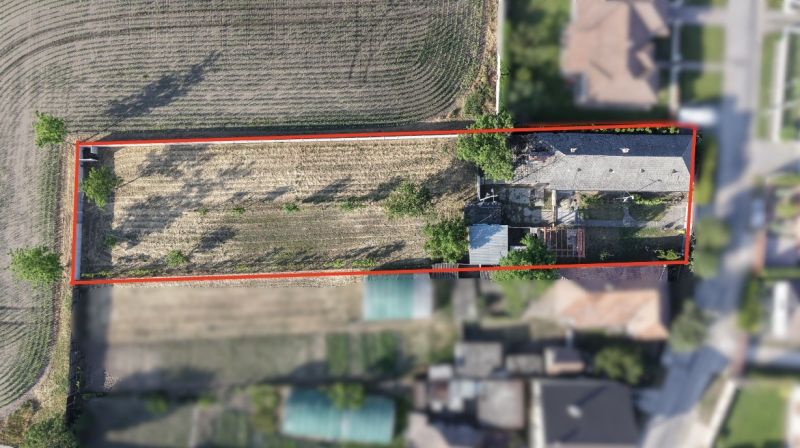 Családi ház területének légi felvétele Nesvadyban a hozzá tartozó telekkel.