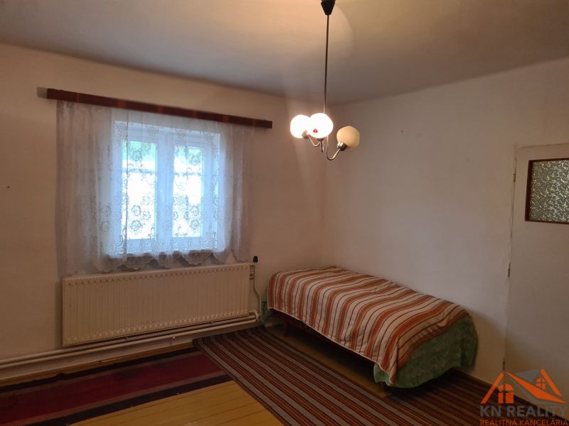 Egyszerű szoba ággyal és ablakkal, Családi ház, szőnyeg és függönyök.