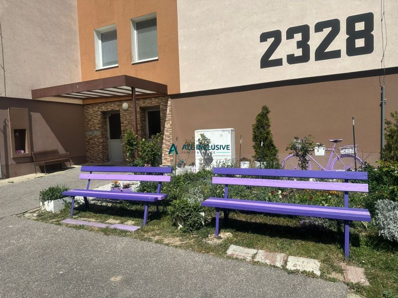 Padok a Pavla Országha Hviezdoslava lakóház előtt Topoľčanyban.