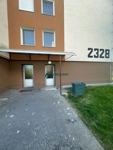 Pavol Országh Hviezdoslav utcai lakóház bejárata Topoľčanyban, 2 szobás lakás számára alkalmas.