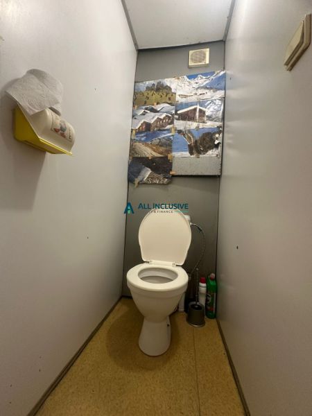 WC faldekorációval és tárolóhellyel egy kétszobás lakásban.