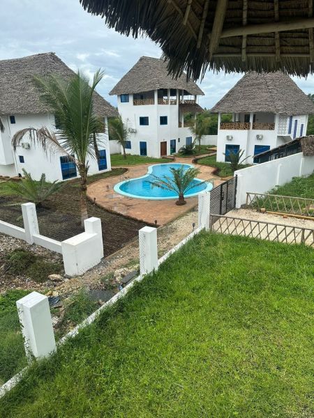 Családi házak Zanzibáron medencével, pálmafákkal és gyepesítéssel trópusi hangulatot teremtenek.