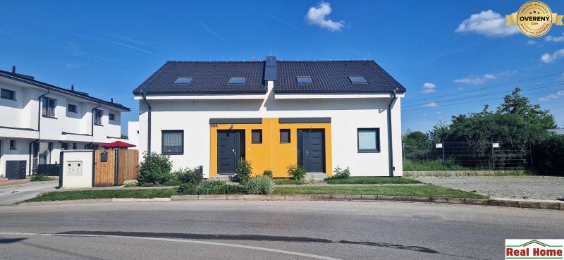 Családi ház a Hviezdoslav utca Sencen, színes elemmel a homlokzaton.