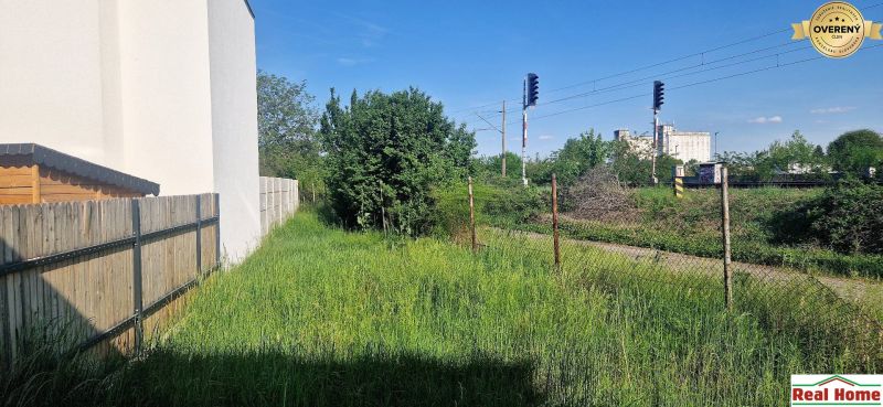 A Hviezdoslav utca családi házainak udvarai Szencen, vasúti pályával elválasztva.