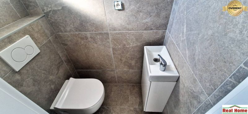 WC mosdókagylóval családi házban, szürke falicsempék.