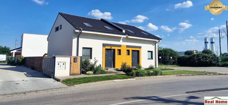Családi ház Szencen, a Hviezdoslav utcában, színes homlokzattal és kerttel.