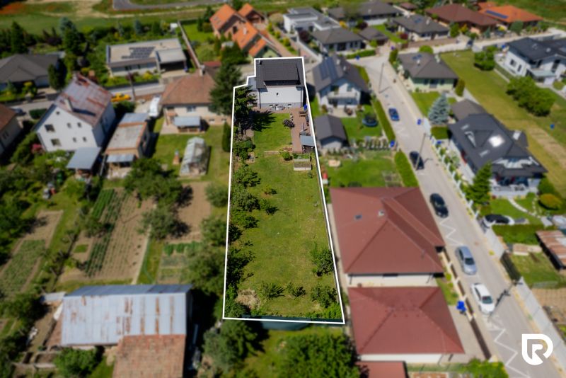 Légi felvétel egy családi ház kiterjedt telkéről a Jahodová utcában, Trencsénben.