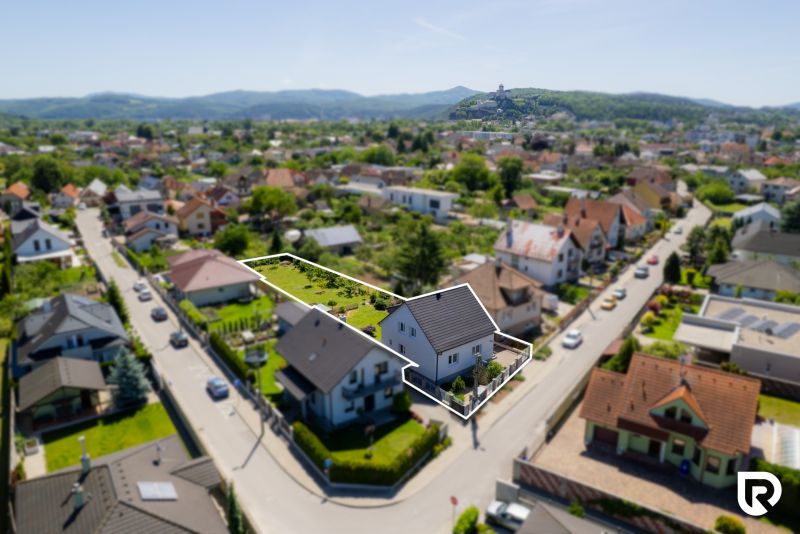 Családi ház a Jahodová utcában, Trencsénben, zölddel és közeli házakkal körülvéve.