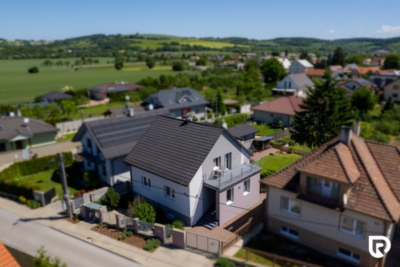 Családi ház Jahodová utcában, Trencsénben, terasszal és rendezett kerttel.