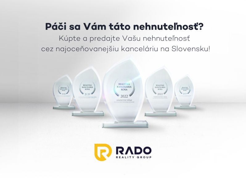 A képen a RADO Reality Group ingatlanügynökség díjai láthatók.