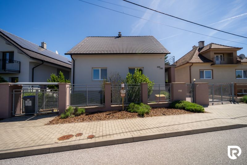 Családi ház a Jahodová utcában, Trencsénben, rendezett előkerttel és kapuval.