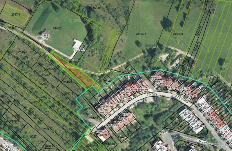 Műholdas nézet a lakóövezetre szánt telkekről az Azalkovában, Besztercebányán.