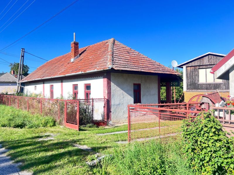 Családi ház Zsérén, Nyitra járásban, piros tetővel és kerítéssel.