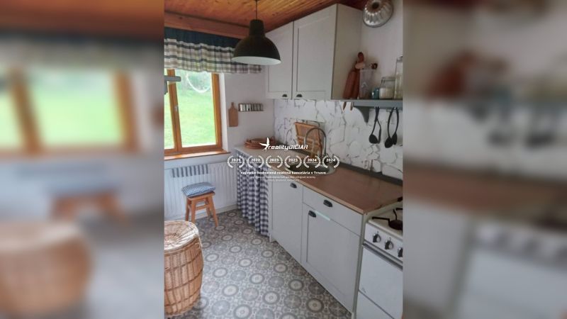 Kompakt konyha családi házban, retro dekorral és fa mennyezettel.