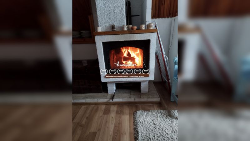 A családi házban egy kandalló található fa dekorációjú padlón.