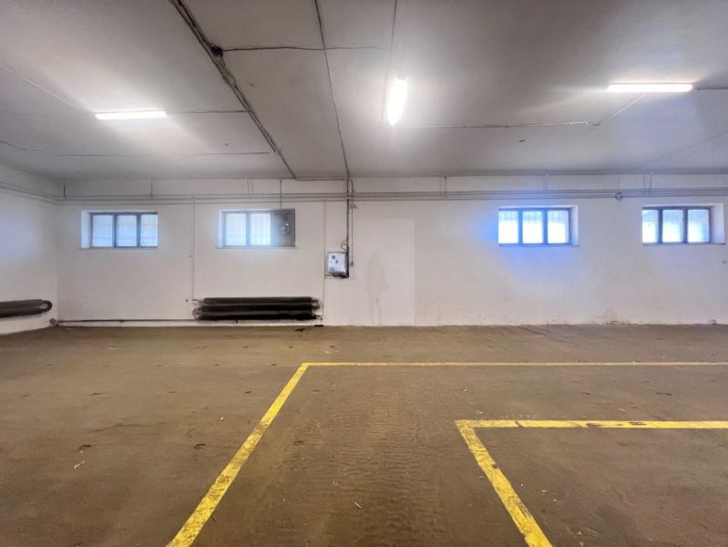 Üres csarnok ablakokkal és padlójelölésekkel. Raktárak és csarnokok.