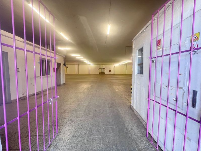 Rácsos és világítással ellátott tér, amely raktárak és csarnokok számára szolgál.