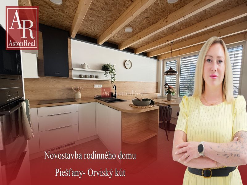 Konyha egy családi házban fa dekor padlóval, fa gerendákkal és étkezőasztallal.