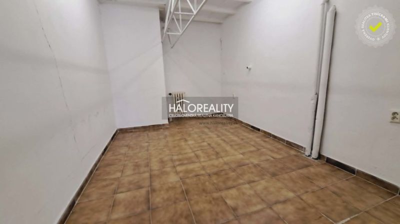 Iroda belső tér fehér falakkal és barna csempével.