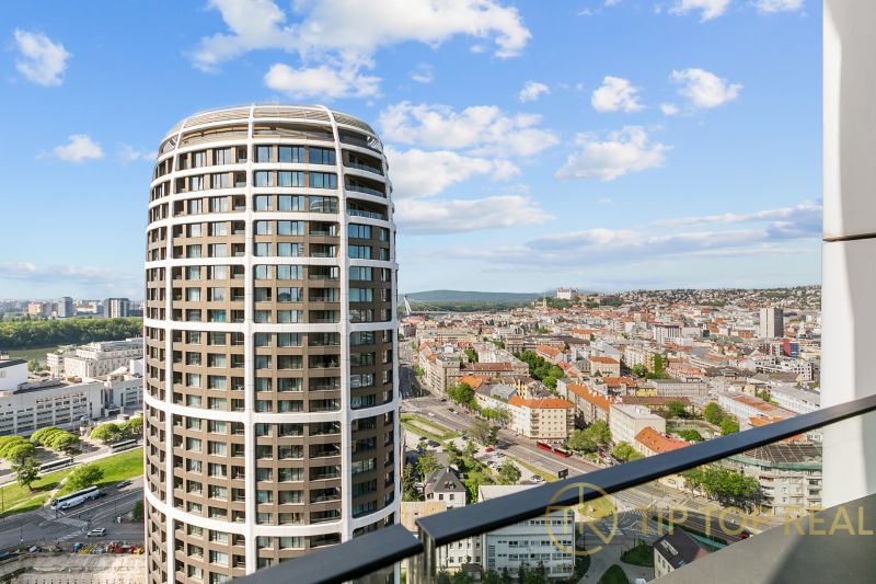 Kilátás az erkélyről a Továrenská utcára, panorámával és magasházzal.