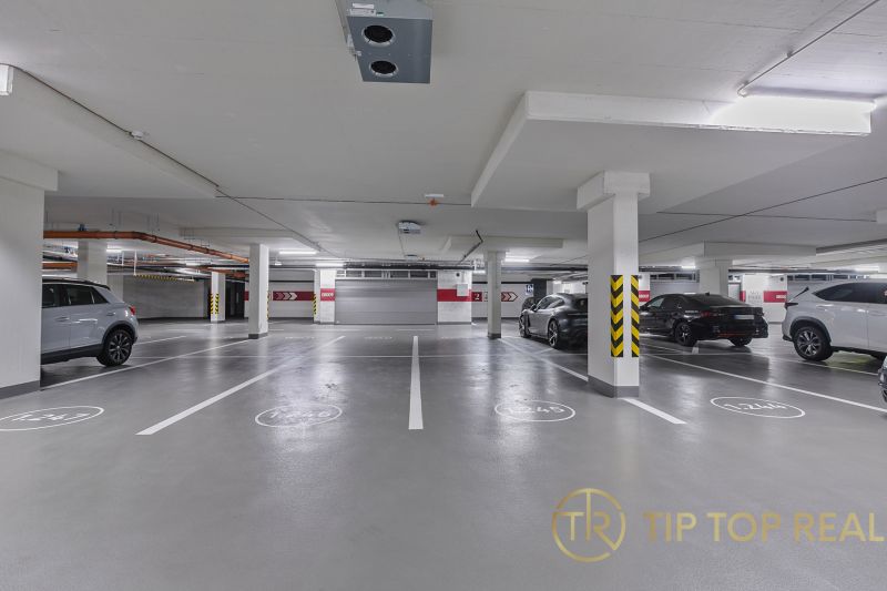 Továrenská utcai mélygarázs, tágas földalatti parkoló a 3 szobás lakás közelében.