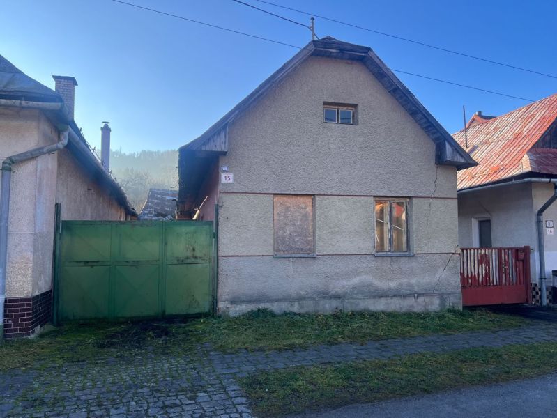 A Hrnčiarska utcai családi ház Ľubietovában, Besztercebánya kerületében, tetőfelújításra szorul.