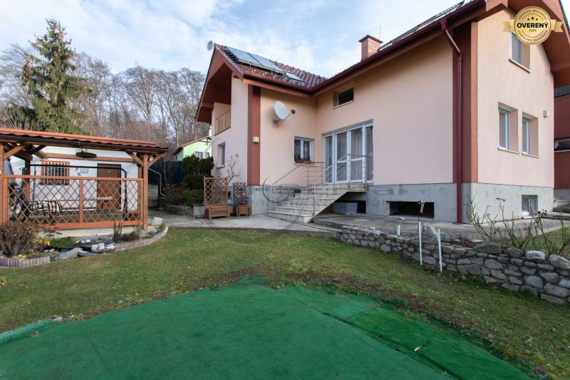 Családi ház kerttel és terasszal a Borinská utcában, Mariankán.