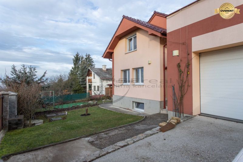 Családi ház Borinská utcában, Mariankán, előkerttel és garázzsal.