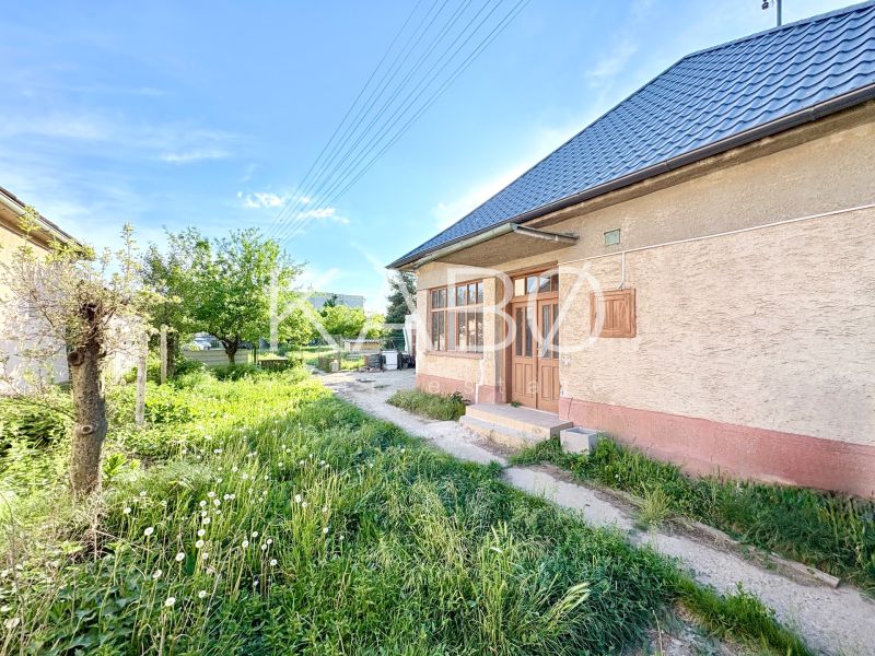 Családi ház Sopornyán nagy kerttel és bejárati verandával.